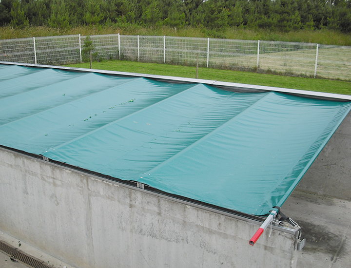 32 - protection pour piscine : bâche PVC