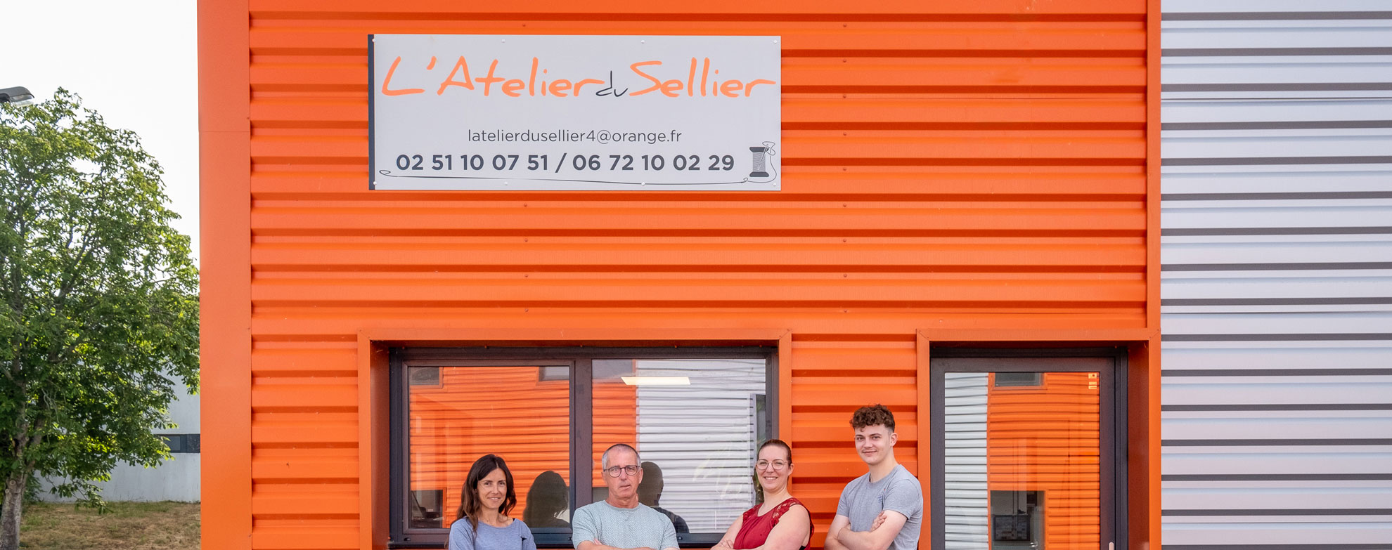 personnel de l'Atelier du Sellier devant l'entreprise