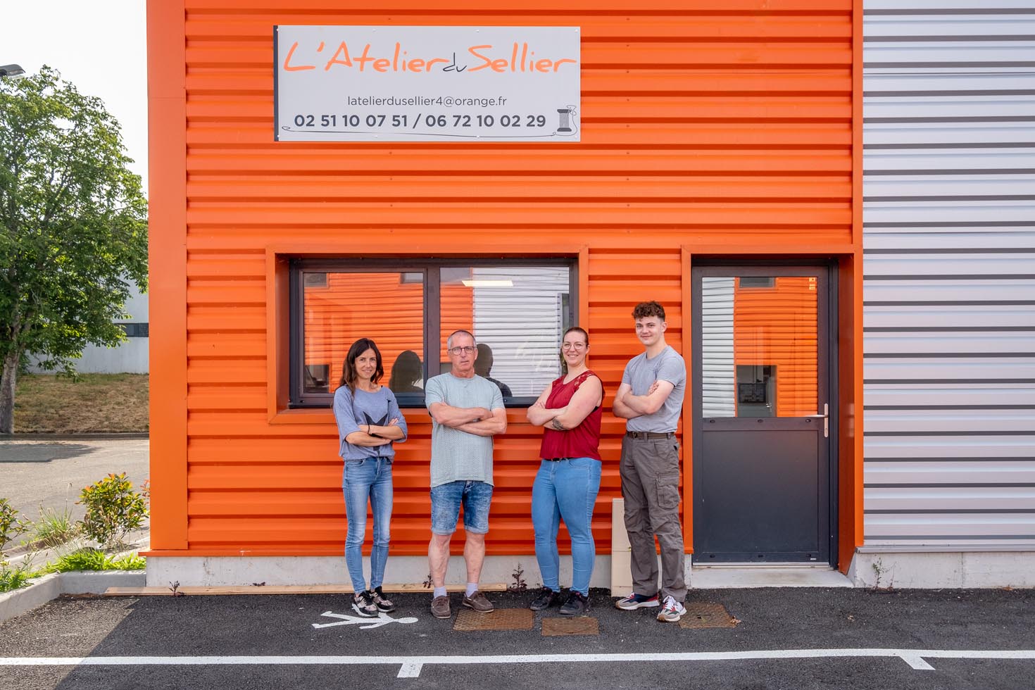 personnel de l'Atelier du Sellier devant l'entreprise